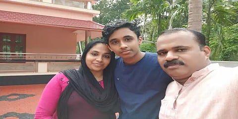 மகனுடன் சேர்ந்து ப்ளஸ் டூ தேர்வு எழுதிய பெற்றோர் தேர்ச்சி: பட்டப்படிப்புக்கு திட்டம்!