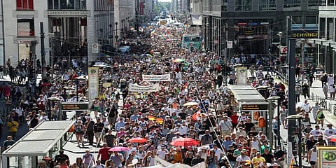 கொரோனோ வைரஸ் கட்டுப்பாடுகளுக்கு எதிர்ப்பு: 20 ஆயிரம் பேர் பங்கேற்று போராட்டம் !