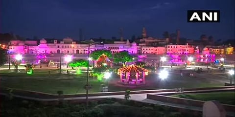 வண்ண விளக்குகளால் ஜொலிக்கும் அயோத்தி !