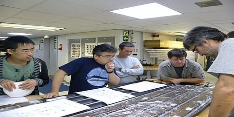 10 கோடி ஆண்டுகளுக்கு முந்தைய நுண்ணுயிரிகளை உயிர்ப்புடன் மீட்ட ஜப்பான் விஞ்ஞானிகள்!