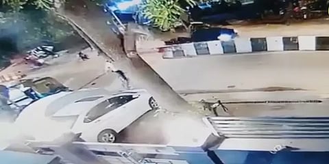 சாலையோர ஐஸ்கிரீம் ஸ்டாலில் மோதிய பி.எம்.டபிள்யூ கார்: 4 பேர் காயம்- போலீஸ் விசாரணை