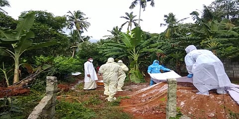 கொரோனாவால் இறந்தவர்களை அவரவர் மத சம்பிரதாயப்படி அடக்கம் செய்த இஸ்லாமிய தன்னார்வலர்கள்!