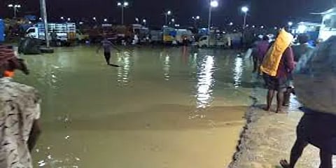 சேறும் சகதியுமாக மாறிய திருமழிசை சந்தை - வியாபாரிகள் வேதனை