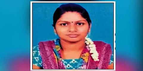 “என்னுடைய மகளை பணம், நகை கேட்டு கொடுமைப்படுத்தி கொன்று விட்டனர்” - தாய் புகார்
