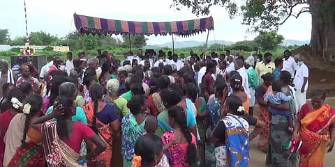 இலவச சேலை : கொரோனாவை மறந்து மாஸ்க் இன்றி குவிந்த மக்கள்