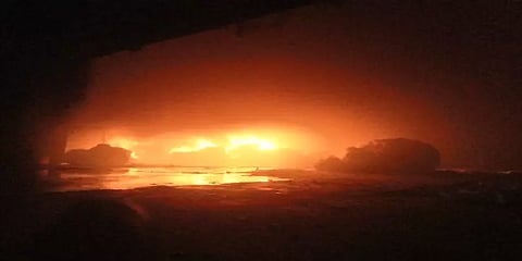 மதுரை: நூற்பாலையில் பயங்கர தீ விபத்து... விடிய விடிய போராடி தீயை அணைத்த வீரர்கள்