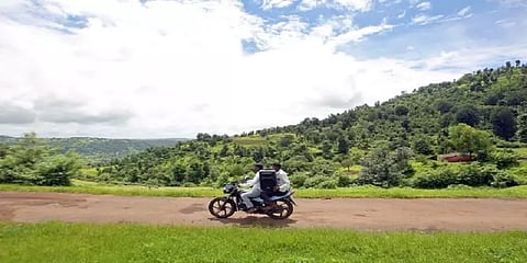 ஸ்பீக்கர் பிரதர், ஸ்பீக்கர் சிஸ்டர்… ஒலிபெருக்கி மூலம் பாடம் கற்கும் பள்ளிக் குழந்தைகள்!