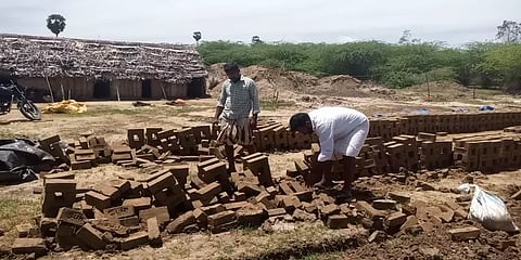 மழையால் மாற்றுத் தொழிலும் மண்ணாய் போனது... புலம்பும் சீர்காழி பட்டதாரி இளைஞர்