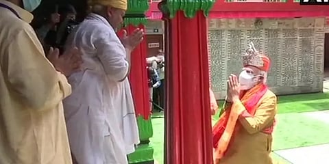 அயோத்தியில் பிரதமர் மோடிக்கு வெள்ளிக் கிரீடம் பரிசு!