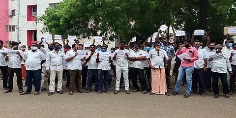 திருச்சி: இபாஸ் முறையை ரத்து செய்யுங்கள் : ஓட்டுனர்கள் ஆர்ப்பாட்டம்