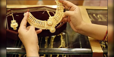 தங்கம் விலை ரூ.976 உயர்வு : சவரன் ரூ.42,592க்கு விற்பனை