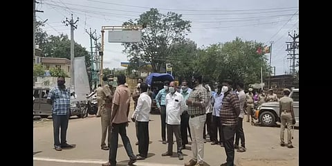 கொரோனாவால் இறந்த முதியவரின் உடலை எரியூட்ட எதிர்ப்பு: நீண்ட நேரம் நீடித்த பேச்சுவார்த்தை