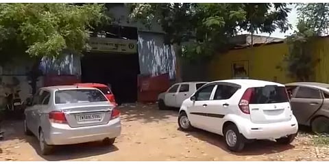 சர்வீஸ்க்கு வந்த சொகுசுகார் : சட்டென திருடிச் சென்ற மர்ம நபர்..!