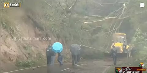 பலத்த காற்றுடன் கனமழை - வெள்ளத்தில் சிக்கித்தவிக்கும் நீலகிரி!