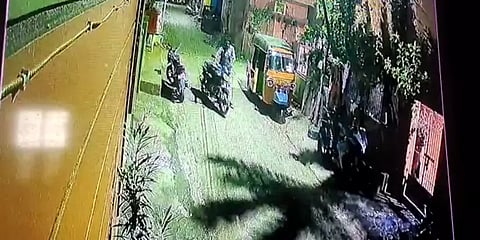 சென்னையில் கள்ளச்சாவி போட்டு டூவீலரை திருடிய இளைஞர்கள்! வீடியோ