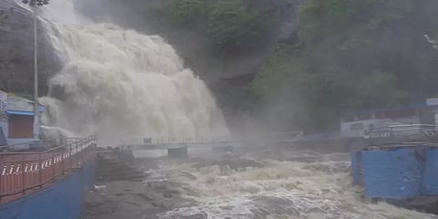 குற்றால அருவிகளில் கடும் வெள்ளப்பெருக்கு!