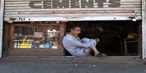 'இந்த ஆண்டில் இதுவரை ஒரு ரூபாய் கூட சம்பாதிக்கவில்லை' காஷ்மீர் தொழிலாளியின் கண்ணீர் கதை!