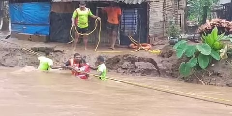 வெள்ளத்தில் சிக்கியவர்களை தீயணைப்புத்துறையினர் மீட்கும் காட்சி - வைரல் வீடியோ