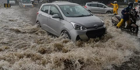 தண்ணீரில் தத்தளிக்கும் மும்பை; முடங்கியது இயல்பு வாழ்க்கை !