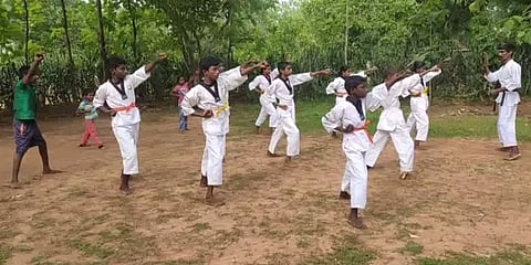 கிராமம் கிராமமாக சென்று இலவசமாக தற்காப்பு பயிற்சி .. அசத்தும் அரியலூர் ஆசிரியர்!