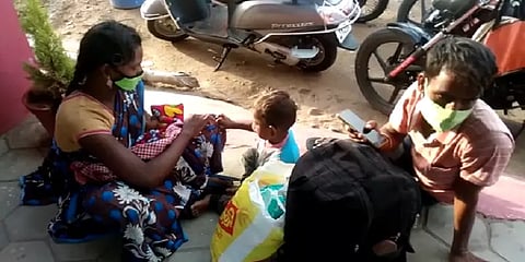 ’தஞ்சை டூ ம.பி பயணம்’ பிறந்து 15 நாட்களே ஆன குழந்தையுடன் நடந்தே சென்ற தம்பதி!!