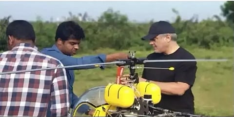 குட்டி ஏர்கிராஃப்ட்டை கவனமாக தரையிறக்கிய அஜித்... கொண்டாடும் ரசிகர்கள் - வீடியோ!