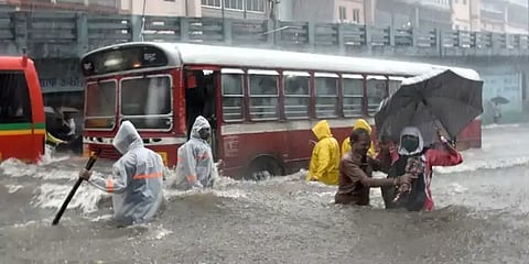 தொடர் மழை: மழைநீரால் சூழப்பட்ட மும்பை நகரம், மக்கள் தவிப்பு..!