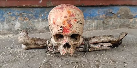 வீட்டின் முன்பு இருந்த மண்டை ஓடு - அதிர்ந்து போன கிராம மக்கள்