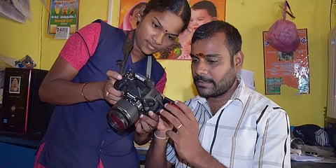 போட்டோகிராபர் கணவருக்கு பறிபோன பார்வை: தன்னம்பிக்கையாய் கேமராவை கையிலெடுத்த மனைவி!