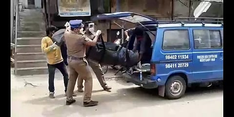 அழுகிய நிலையில் ஆண் சடலம்... மதுபோதையில் நாக்கு வறண்டு இறந்து போனாரா? போலீஸ் விசாரணை...