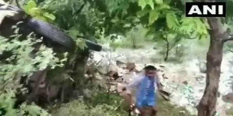 கவிழ்ந்த லாரி.. சரிந்த மதுபாட்டில்கள்.. குஷியில் அள்ளிச் சென்ற மதுப்பிரியர்கள் !