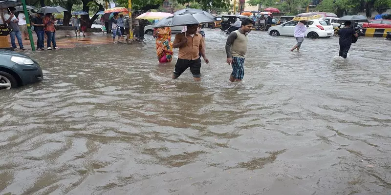 "மும்பை வெள்ளத்தில் இருவரின் ஜாலி பயணம்" வைரலாகும் வீடியோ