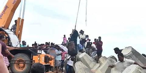 குமரி கடலில் திடீரென ஏற்பட்ட பேரலை.. படகில் அமர்ந்திருந்த மீனவருக்கு நேர்ந்த சோக முடிவு