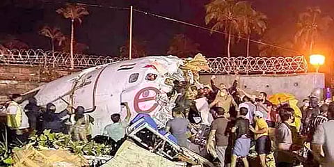 கேரள விமான விபத்து: அவரச உதவி எண்களை அறிவித்துள்ள பினராயி விஜயன்