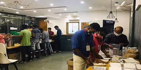 விமான விபத்தில் காயமடைந்தவர்களை காப்பாற்ற ரத்த தானம் செய்ய குவிந்த கேரளா இளைஞர்கள்!