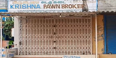 பணம் கேட்டு மிரட்டிய நபர் .. தொல்லை தாங்காமல் சானிடைசரை குடித்த அடகுகடை உரிமையாளர்