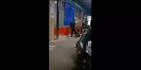 வயதான ஏழைப் பெண்ணை எட்டி எட்டி உதைக்கும் மருத்துவமனை பாதுகாவலர் ! அதிர்ச்சியளித்த வீடியோ