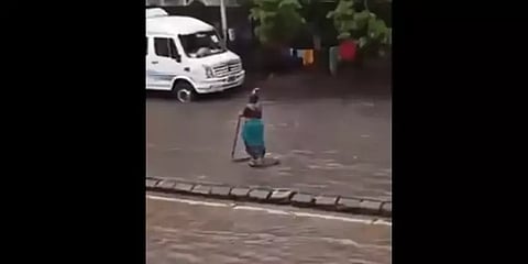 திறந்திருந்த பாதாளச் சாக்கடை - 5 மணி நேரம் நின்று வாகனங்களுக்கு வழிகாட்டிய பெண்: வீடியோ