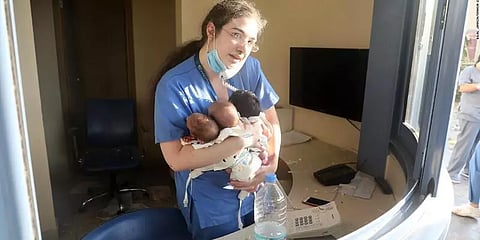 பெய்ரூட் குண்டுவெடிப்பு: மூன்று பச்சிளம் குழந்தைகளை காப்பாற்றிய செவிலியர்!!