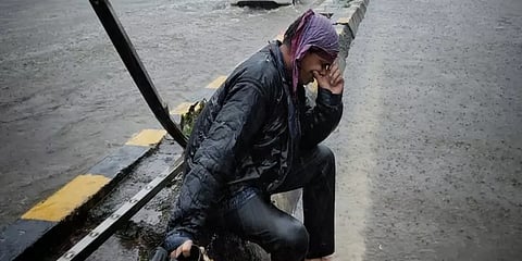 மும்பை வெள்ளம்: கலங்கிய கண்களுடன் நடுரோட்டில் அமர்ந்த வியாபாரி! வைரல் புகைப்படம்!