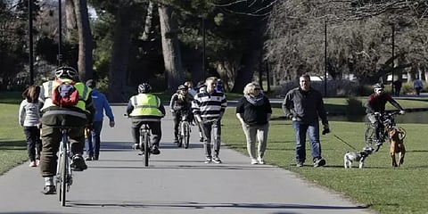 நியூசிலாந்தில் 100 நாட்களாக கொரோனா பரவல் இல்லை: இயல்பு வாழ்க்கை மெல்ல திரும்புகிறது