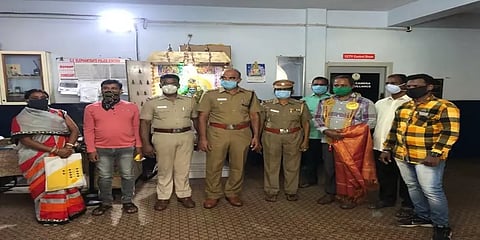 சாலையில் கிடந்த கொலுசு மூலப்பொருட்கள்.. பத்திரமாக ஒப்படைத்தவருக்கு குவியும் பாராட்டு