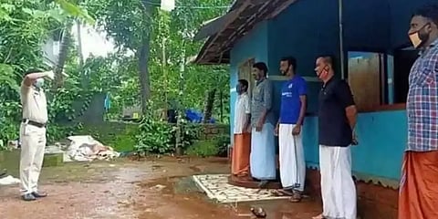 விமான விபத்து: மீட்புப் பணியில் ஈடுபட்டவர்களுக்கு ’சல்யூட்’ மரியாதை செலுத்திய போலீசார்!!