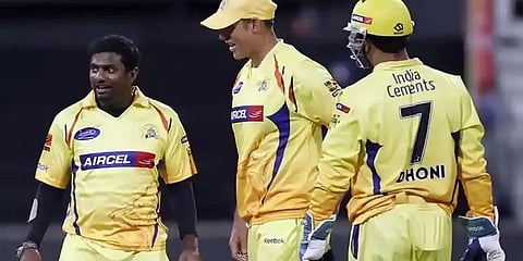 ''பந்து சிக்ஸருக்கு போனாலும் கைத்தட்டி பாராட்டுவார்'' - தோனி குறித்து பேசிய முரளிதரன்