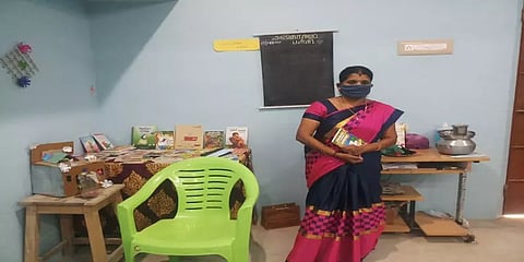 'ஆங்கோர் ஏழைக்கு எழுத்தறிவித்தல்..' வீட்டையே பள்ளியாக மாற்றிய அரசுப் பள்ளி ஆசிரியை