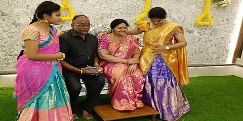 மனைவிக்கு தத்ரூபமாக மெழுகுச் சிலை வைத்த அன்புக் கணவர்