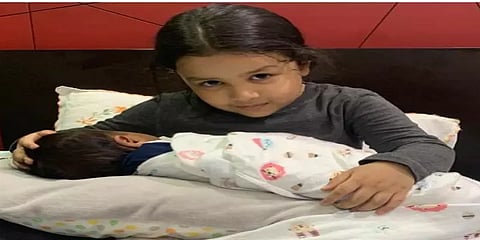 தோனியின் மகள் கையில் இருக்கும் குழந்தை... வைரலாகும் புகைப்படம்