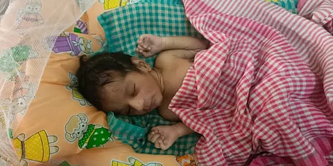 புதுக்கோட்டை: நிழற்கூடத்தில் பிறந்து சில மணி நேரங்களே ஆன பச்சிளம் குழந்தை கண்டெடுப்பு