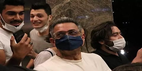 துருக்கியில் ஆமிர்கானை சூழ்ந்துகொண்ட ரசிகர்கள்: கொரோனா கட்டுப்பாடுகளை மீறி செல்ஃபி