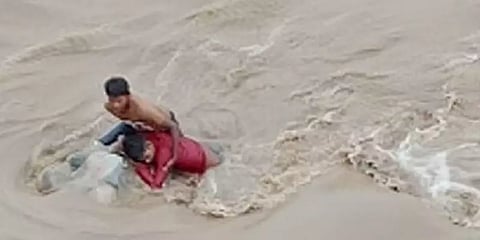 ஓடும் வெள்ள நீரில் மூழ்கிய நபர்: தண்ணீருக்குள் குதித்து காப்பாற்றிய 12 வயது சிறுவன்!